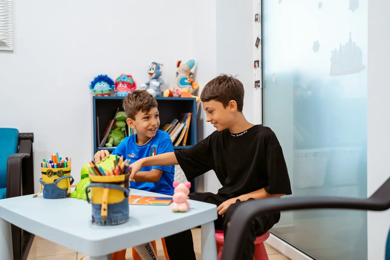 Due bambini giocano nell'area dedicata dello Studio Odontoiatrico Ferrara